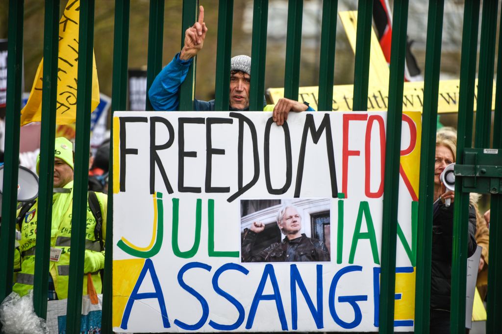 Assange enfrenta un juicio de extradición en el Reino Unido