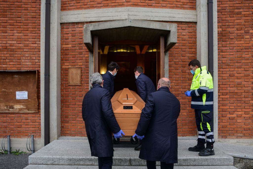 Universidad británica estima que muertes por Covid-19 podrían ser más de 1,8 millones
