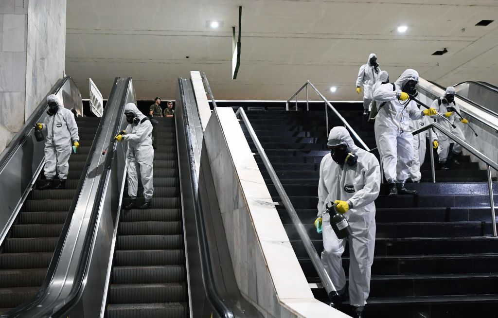 Un grupo de efectivos militares higienizan el metro de la ciudad de Brasilia
