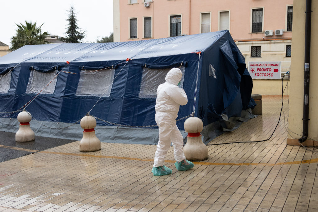 Una enfermera camina en el exterior de un hospital en la región italiana de Calabria