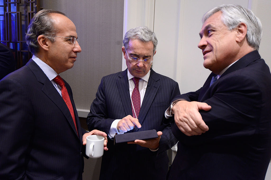 Una cita entre los exmandatarios Álvaro Uribe y Felipe Calderón, junto al actual gobernante Sebastián Piñera