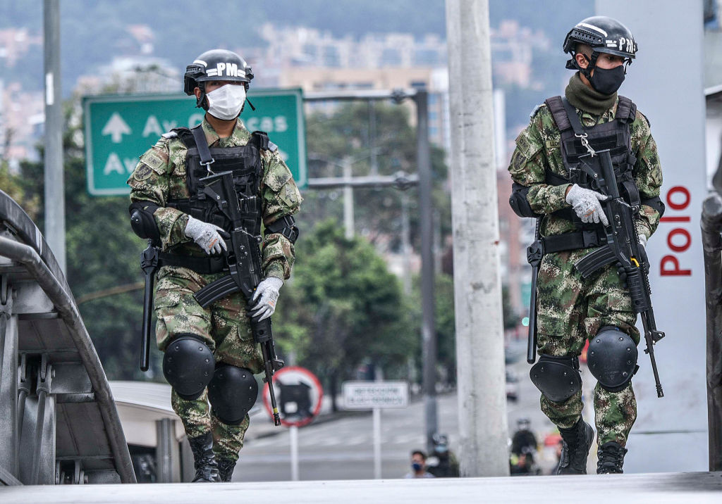 Los soldados colombianos se despliegan por las calles de la ciudad de Bogotá