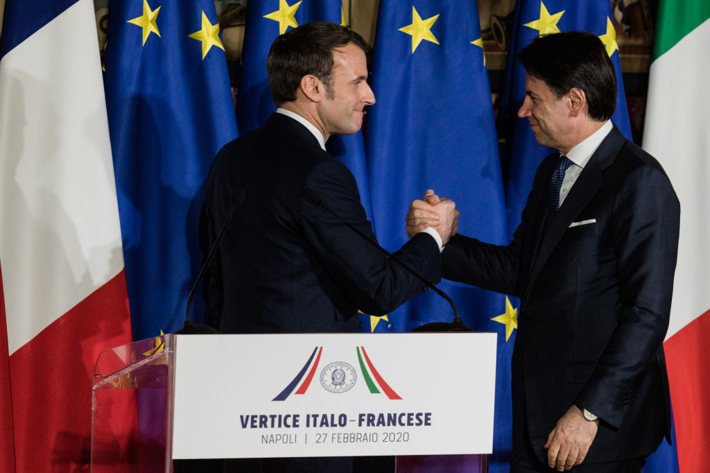 Macron y el gobernante italiano Giuseppe Conte en una conferencia en febrero de 2020