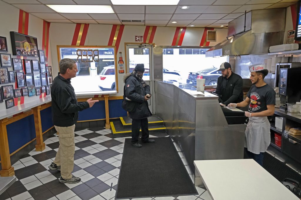 Unos clientes realizan compras en un retaurante de la ciudad de Detroit