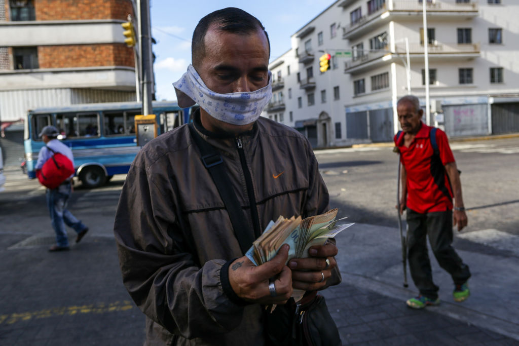 Un hombre revisa su dinero en la ciudad venezolana de Caracas