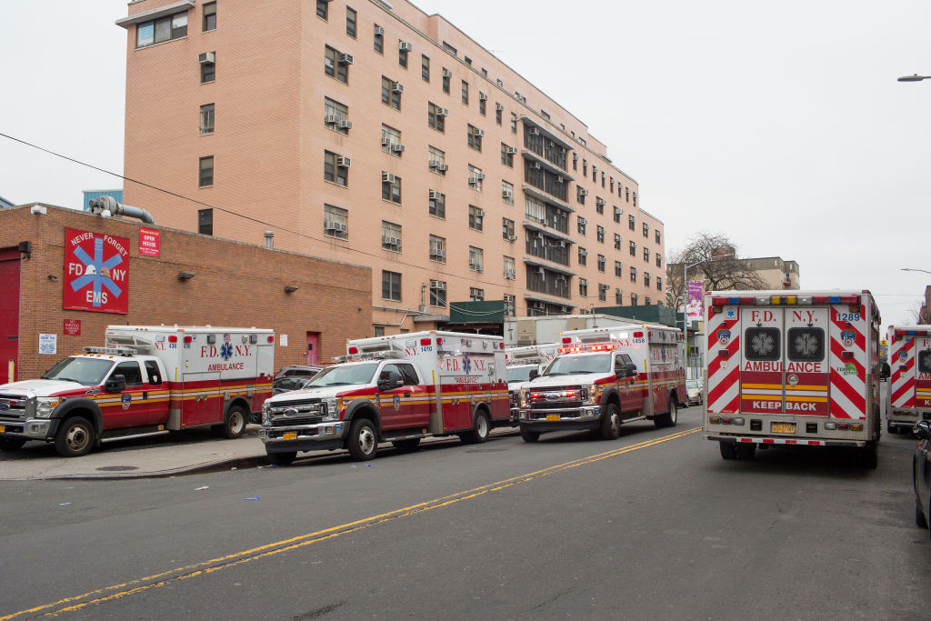 Las ambulancias esperan a las afueras del Hospital Elmhurst de la ciudad de Nueva York