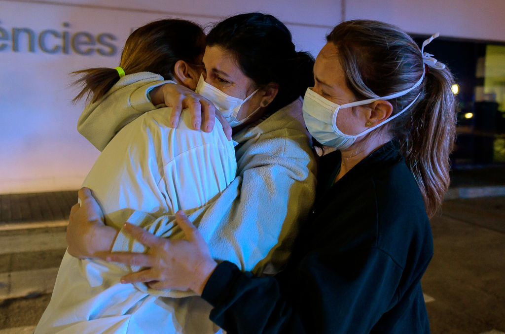 Trabajadoras de un hospital de Valencia lloran en medio de la crisis por el nuevo coronavirus