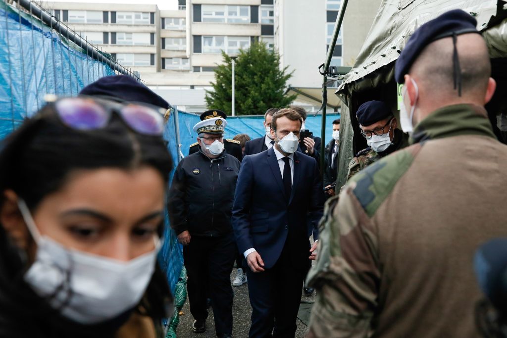 Macron visita las instalaciones de un hospital francés en la ciudad de Mulhouse