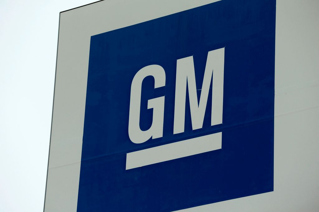 El logo de una sede de la empresa General Motors