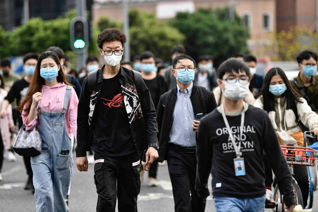 Las personas regresan a sus trabajos tras el aislamiento en la ciudad china de Guangzhou