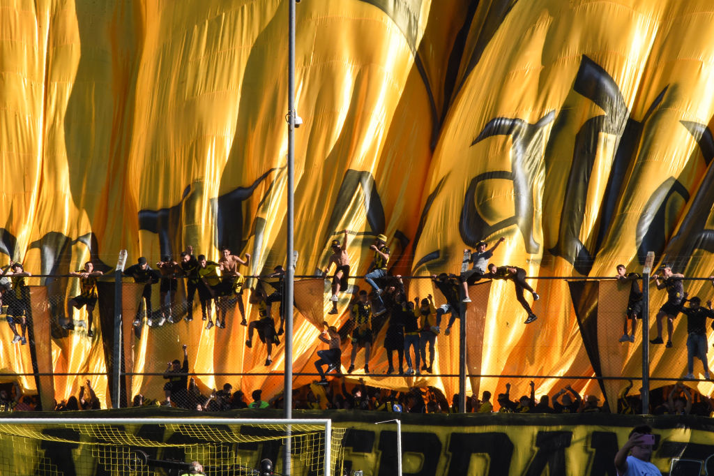 Un grupo de hinchas de Peñarol en el Estadio Campeón del Siglo de Montevideo