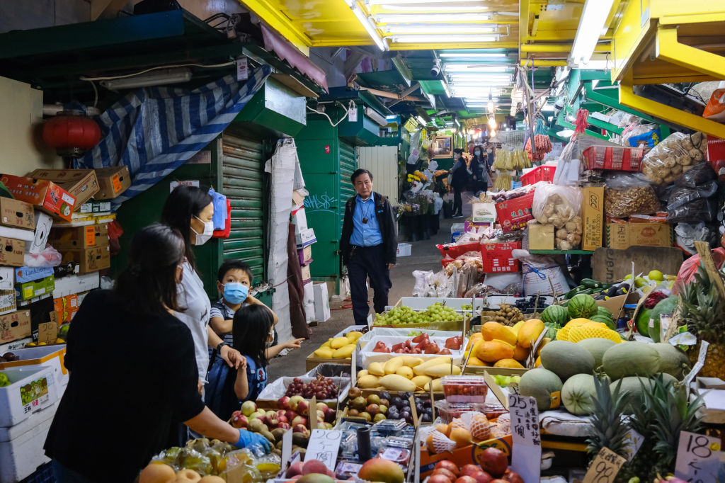 Los ciudadanos chinos regresan a un mercado de alimentos en Hong Kong