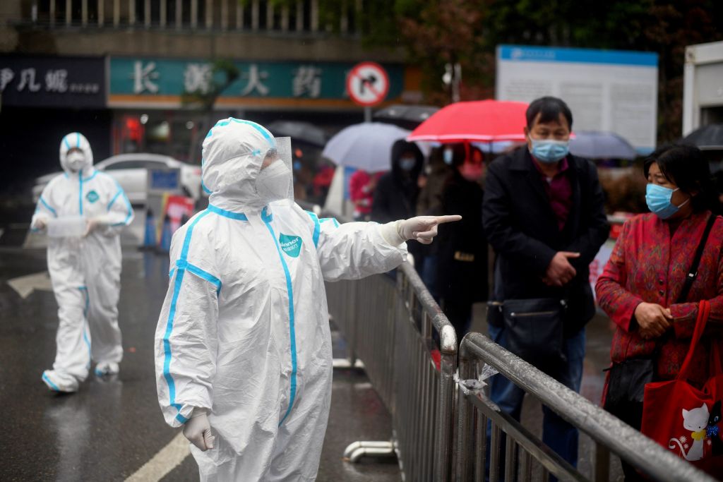 Personal médico reitera las medidas de protección en un hospital de la ciudad china de Huanggang
