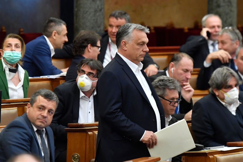 Orban se pasea por el parlamento húngaro durante la votación de leyes extraordinarias para su gobierno