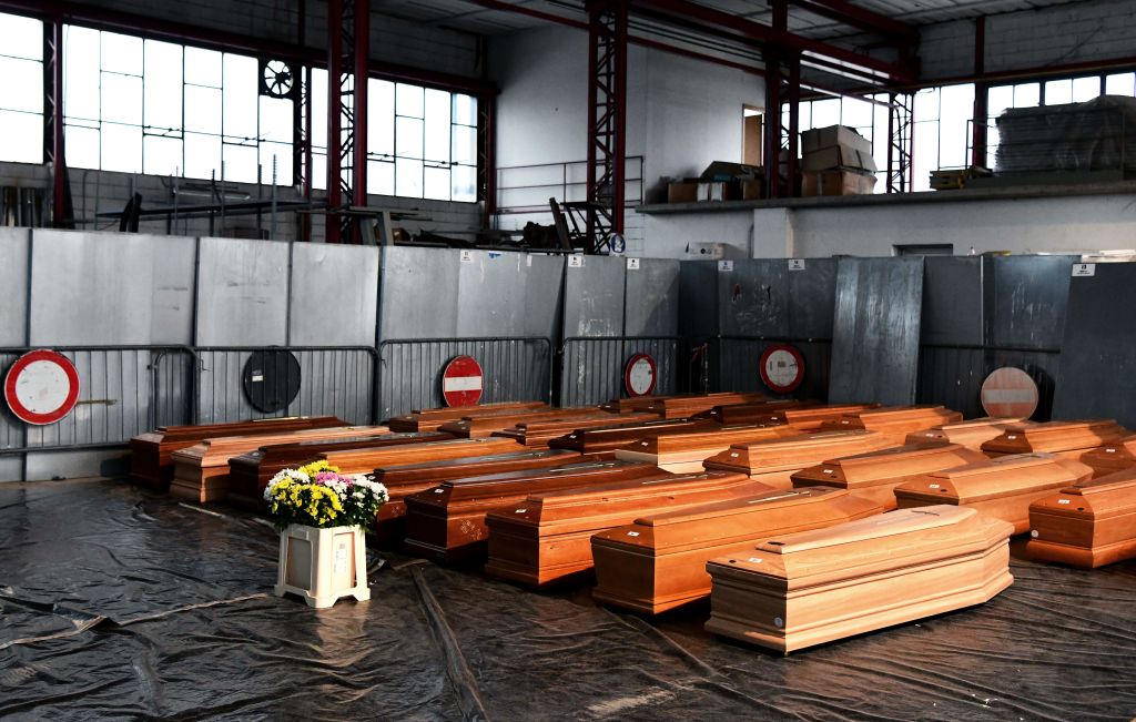En un almacén 35 ataúdes esperan ser trasladados a un crematorio en Italia