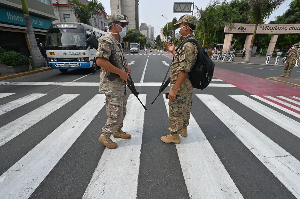 Efectivos militares vigilan las calles de Lima en medio de la cuarentena por el coronavirus