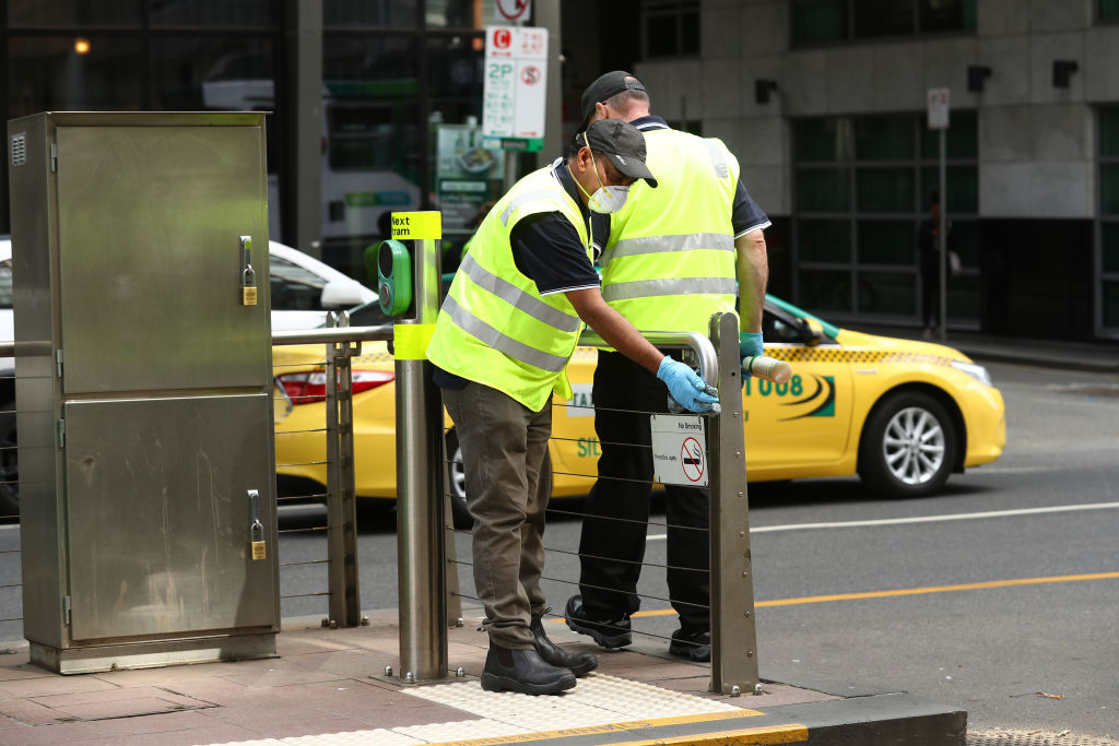 Equipos sanitarios australianos higienizan las calles en Melbourne