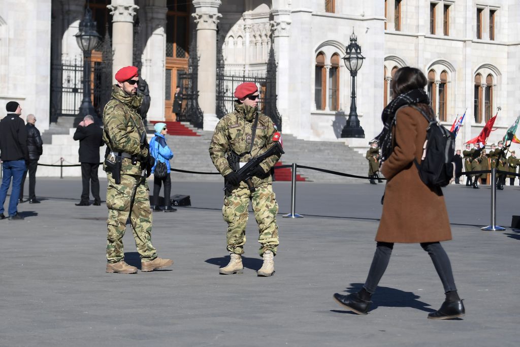 Dos militares vigilan las calles de la ciudad de Budapest
