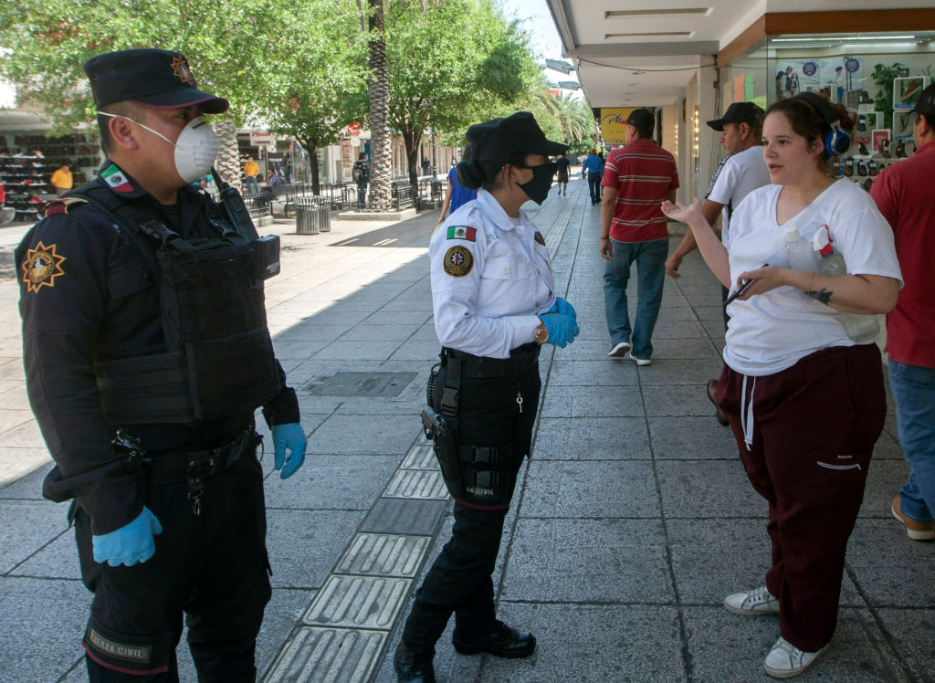 Policías mexicanos informan medidas de prevención sobre el nuevo coronavirus