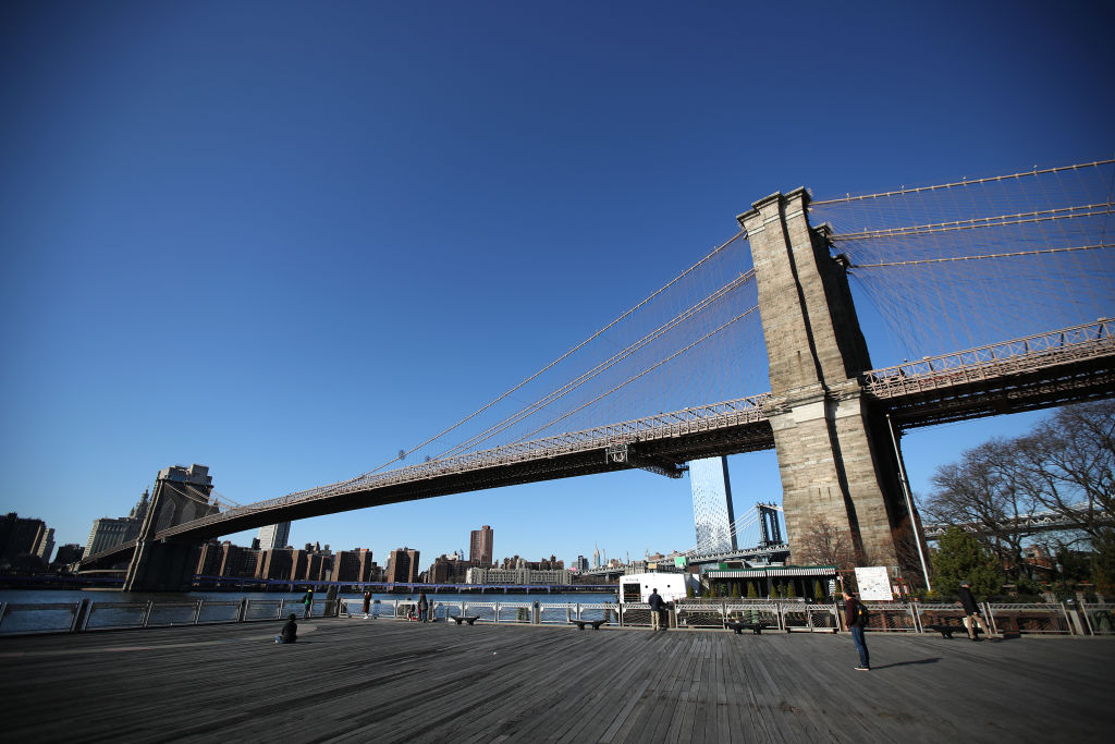 Algunos peatones observan desde un mirador del Puente de Brooklyn en la ciudad de Nueva York