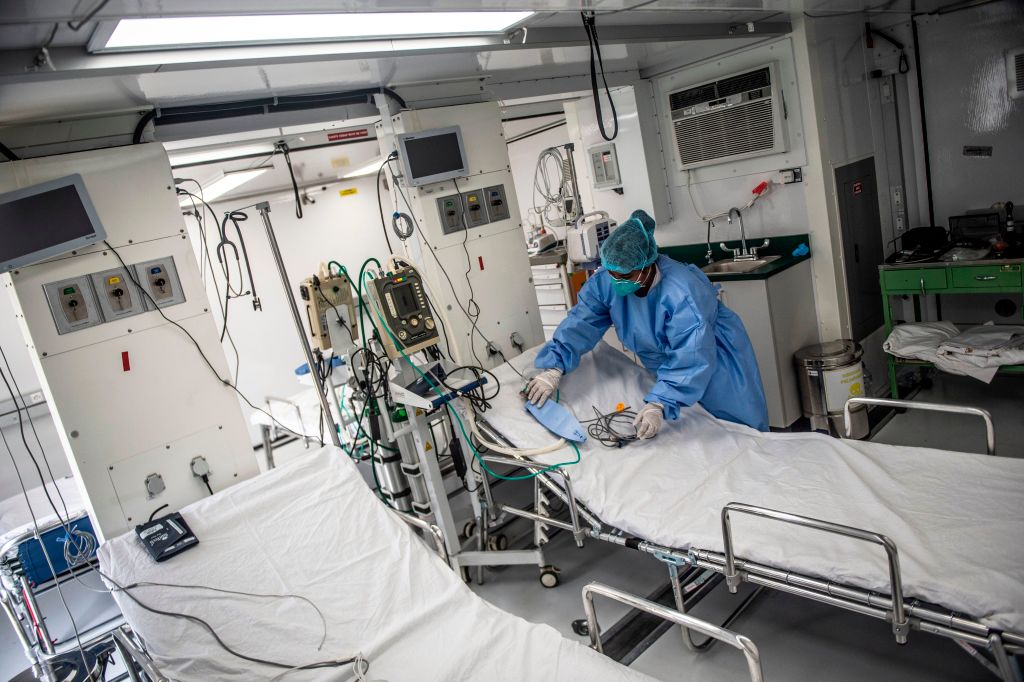 Un médico prepara unas camas hospitalarias en medio de la crisis por el Covid-19 en Perú