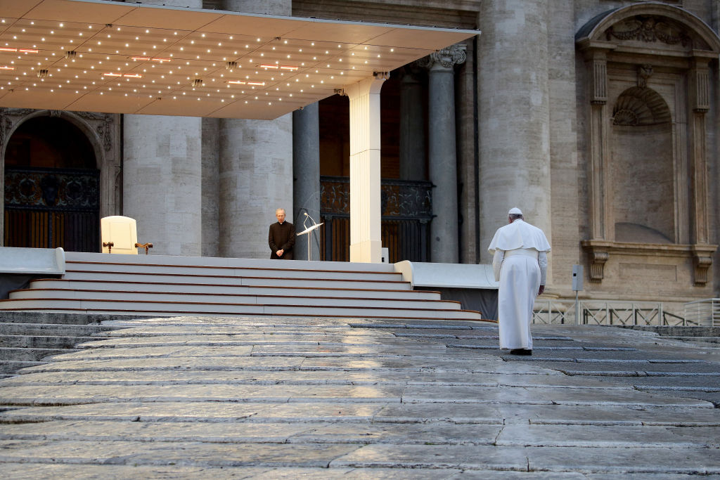 El líder de la Iglesia Católica el papa Francisco dio una homilía en una vacía plaza de San Pedro