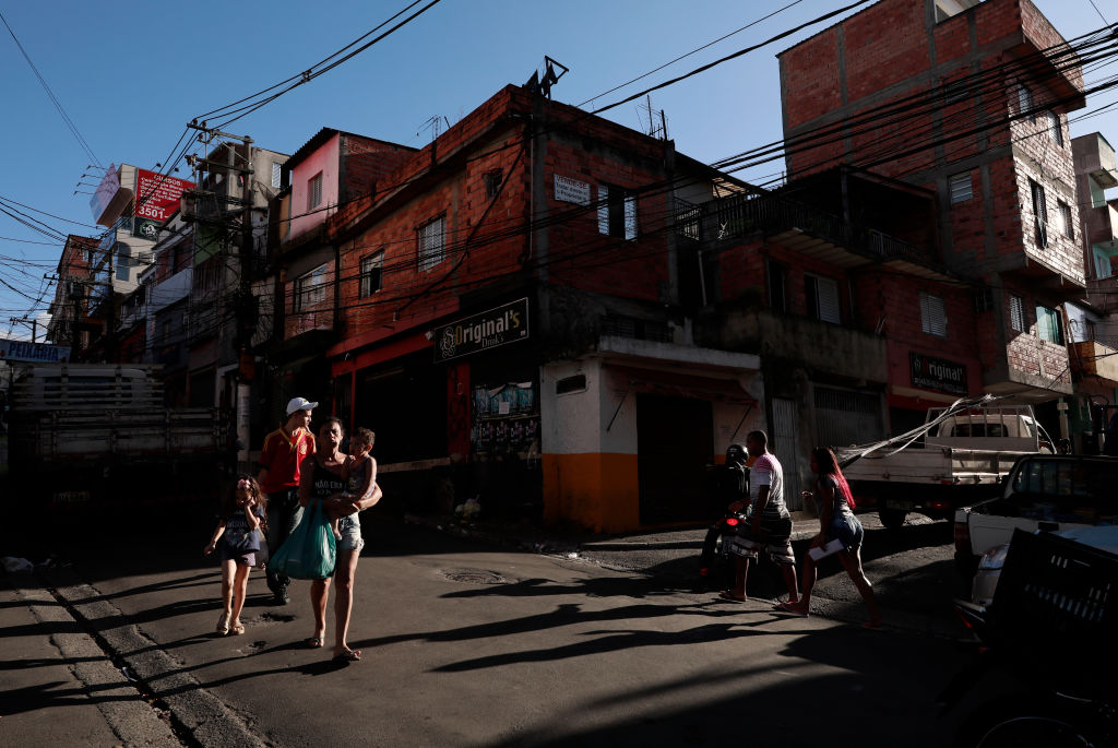 En una favela de Sao Paulo se reparten alimentos