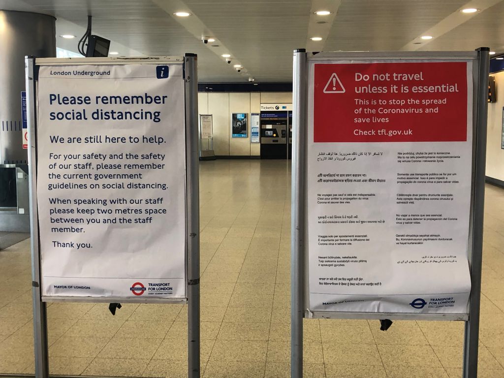 En el metro de Londres se informan las medidas de seguridad para el aislamiento social