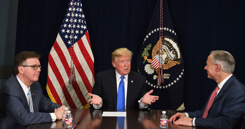 Dan Patrick participa de una reunión con el gobernante republicano Donald Trump