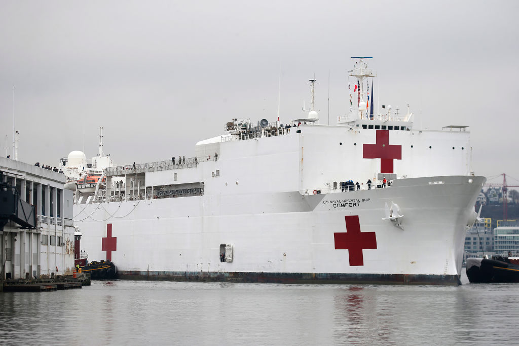 El barco de asistencia médica USNS Comfort arriba al puerto de Nueva York