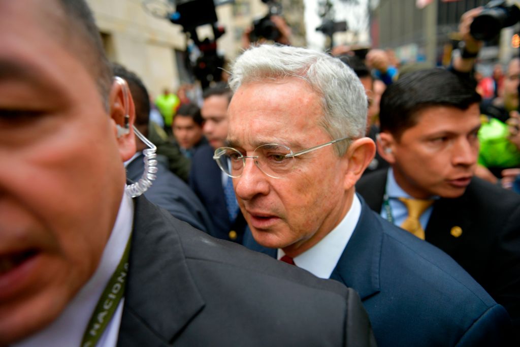 El actual senador Álvaro Uribe llega a la Palacio de Justicia en Bogotá