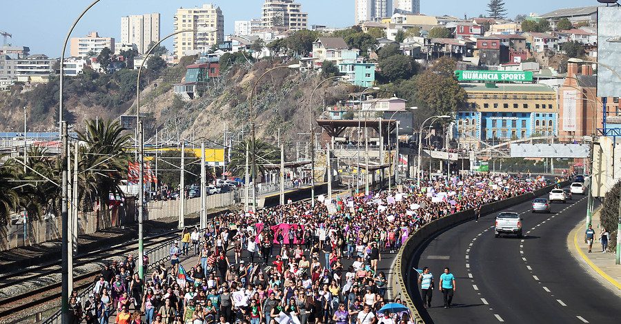 Una masiva marcha feminista une Viña del Mar con Valparaíso