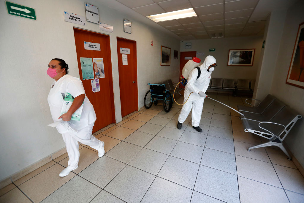 Un funcionario de la salud higieniza el Hospital de Zapopan en el estado mexicano de Jalisco