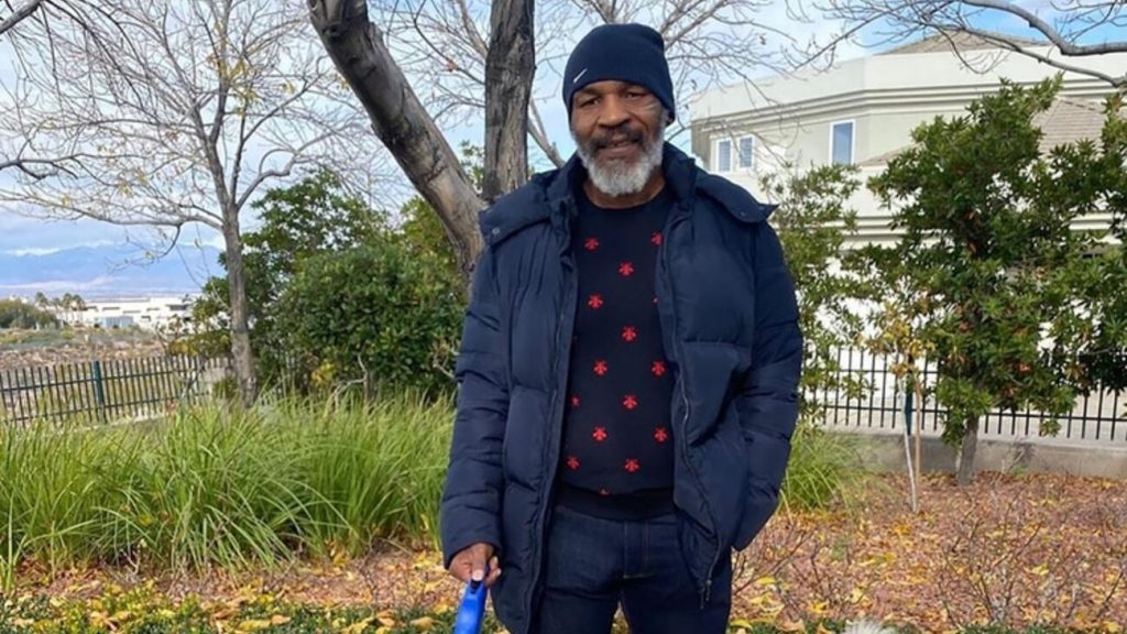 VIDEO | Mike Tyson se mantiene entrenando junto a su perro en cuarentena