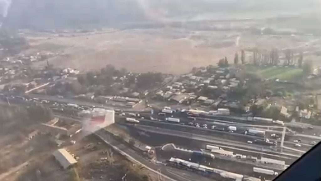 Imágenes aéreas captan a cientos de santiaguinos tratando de abandonar la capital