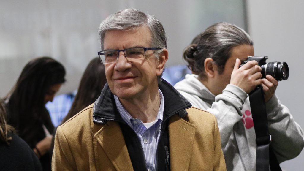 Joaquín Lavín "funó" a vecino de Las Condes que jugaba golf en la calle
