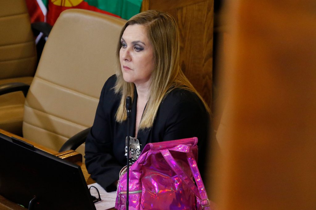 Fiel a su estilo: Pamela Jiles hizo el gesto de "Los Locos Addams" durante votación en la Cámara
