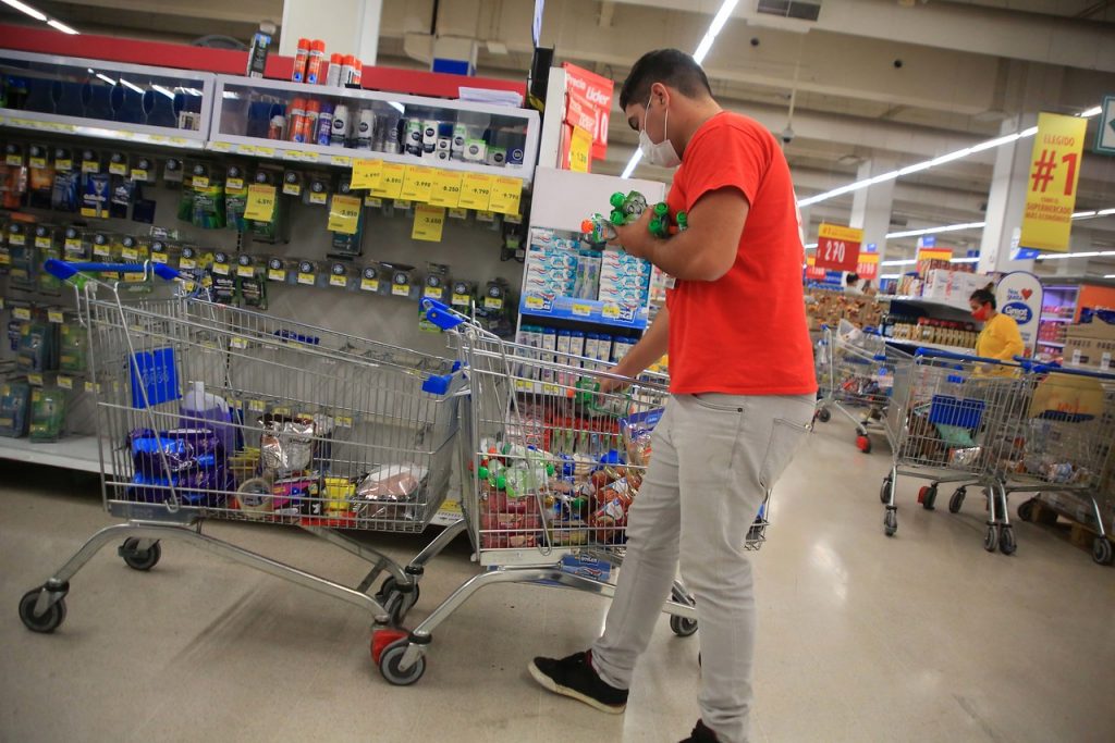 Supermercados en Ñuñoa y Peñalolén cerraron por colaborador externo contagiado con Covid-19