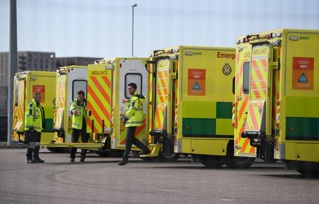 Un grupo de ambulancias se prepara en un hospital de la ciudad de Londres