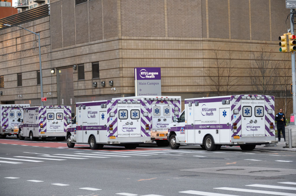 Un grupo de ambulancias llega al NYU Langone Medical Center