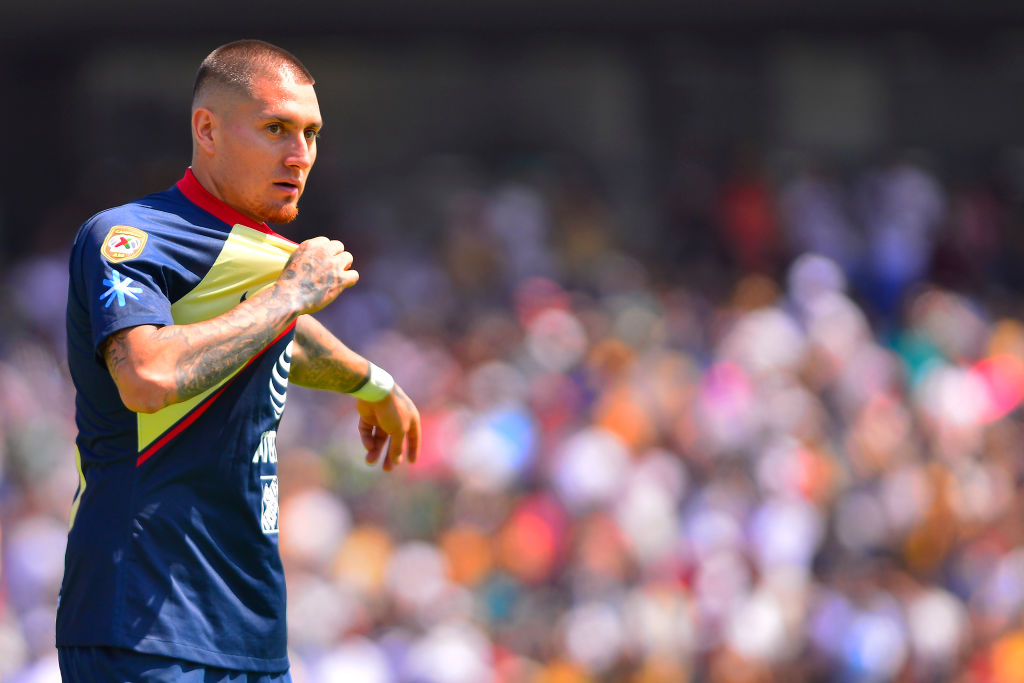 Nicolás Castillo defendiendo al Club América de México