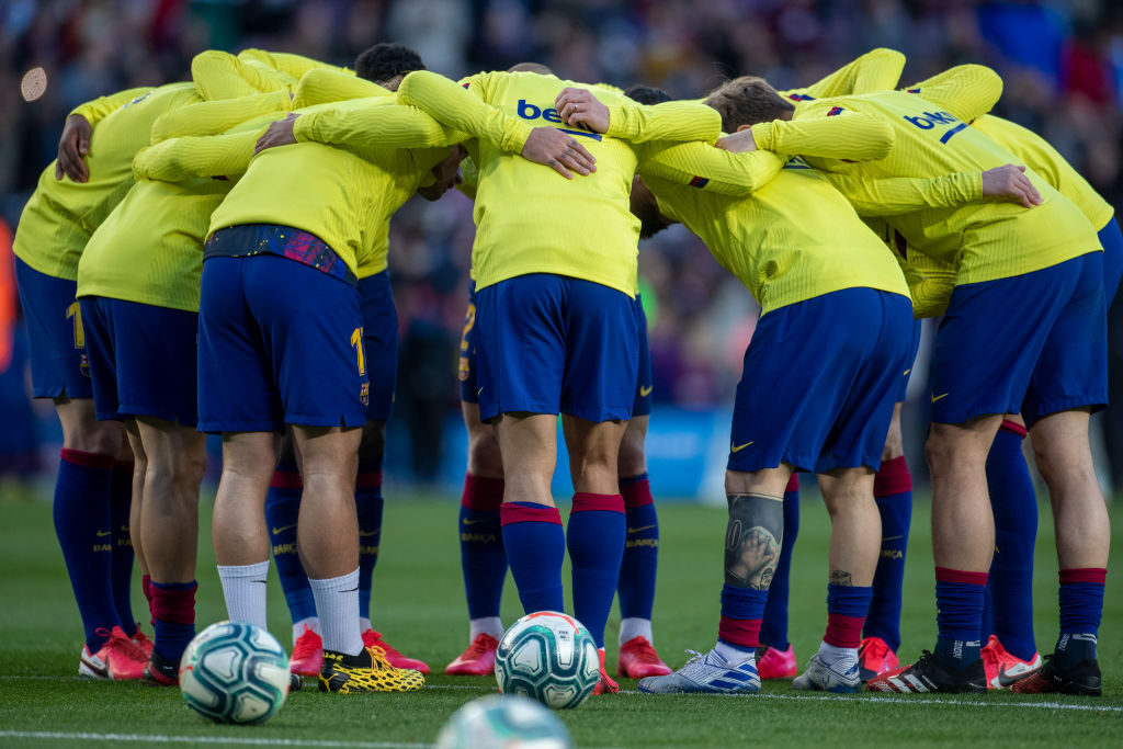 Los futbolistas de Barcelona conversan en la previa de un partido de fútbol