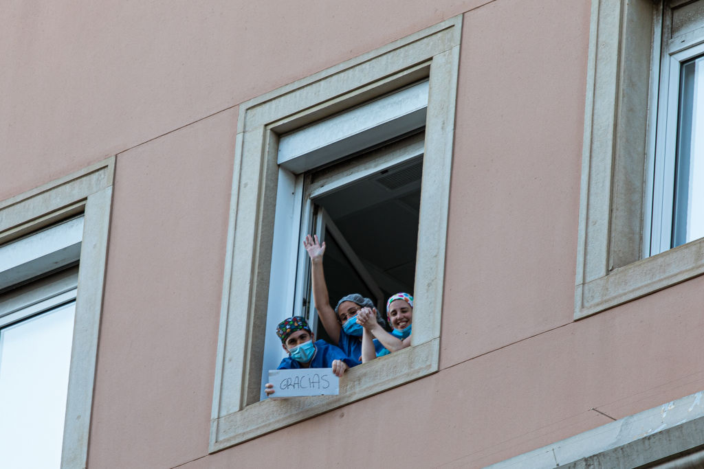 Unas enfermeras reciben aplausos en un hospital de la ciudad de Barcelona