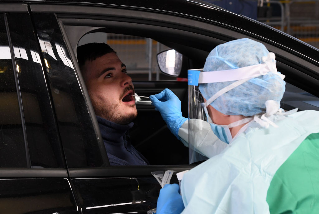Un médico realiza un examen de Covid-19 en la ciudad de Belfast