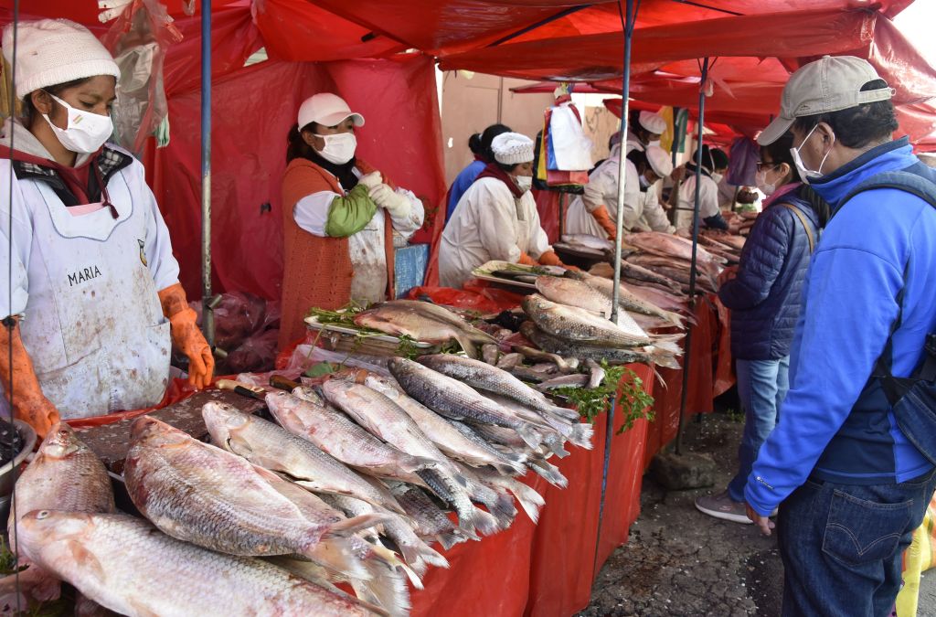 Los vendedores utilizan mascarillas en un mercado de la ciudad de La Paz