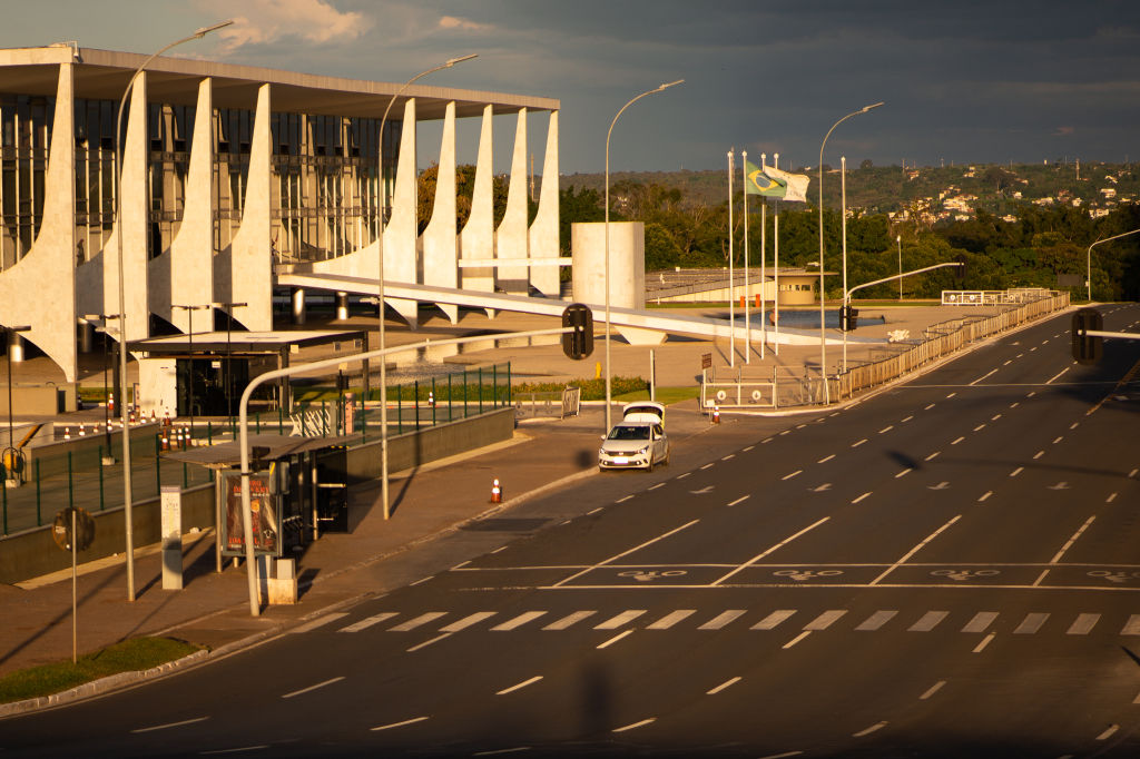 Las calles vacías alrededor del Palacio Do Planalto en la ciudad de Brasilia