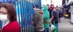 Semana Santa y coronavirus: largas filas de personas se registran en el Terminal Pesquero de Santiago