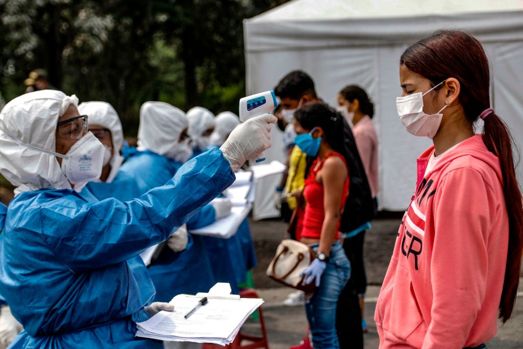 Personal sanitario revisa a viajeros que cruzan la frontera en Colombia