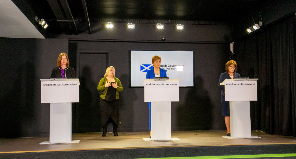 Calderwood en su última conferencia junto a la primera ministra Nicola Sturgeon y la ministra de salud Jeane Freeman