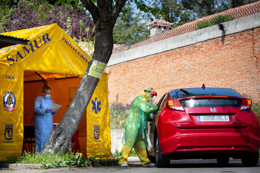 Un trabajador de la salud realiza un test a un automovilista en Madrid